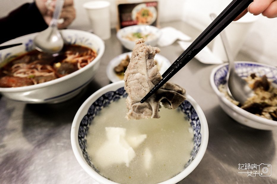 45信義區老邱牛肉麵限量排骨肉骨蒸蛋湯.jpg