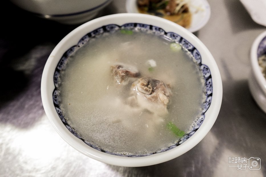 43信義區老邱牛肉麵豆漿紅茶喝到飽大腸滷味.jpg