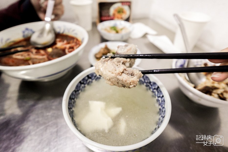 46信義區老邱牛肉麵限量排骨肉骨蒸蛋湯.jpg
