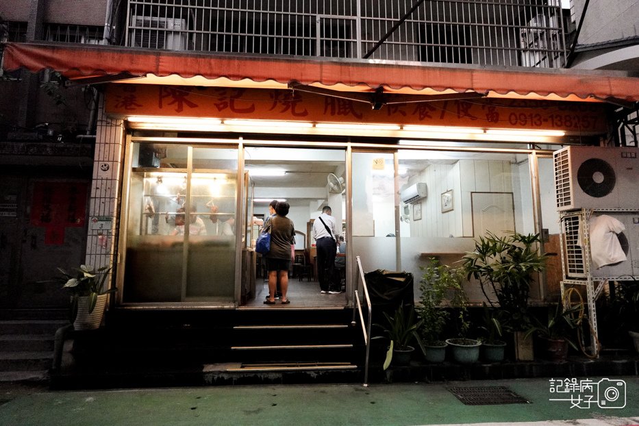 2台北中正區香港陳記燒臘蜜汁叉燒玫瑰油雞脆皮燒鴨三寶飯.jpg