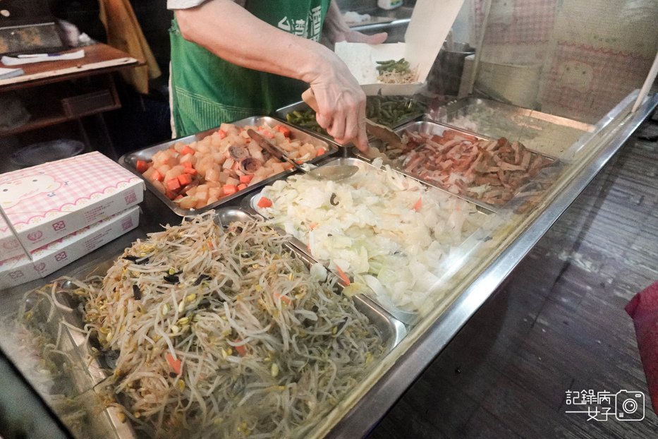 6台北中正區香港陳記燒臘蜜汁叉燒玫瑰油雞脆皮燒鴨三寶飯.jpg