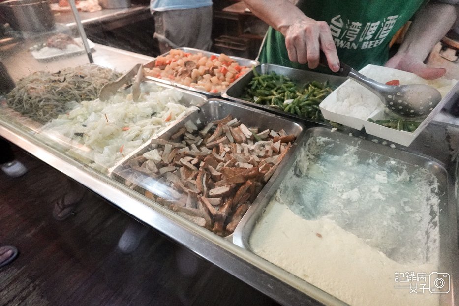 7台北中正區香港陳記燒臘蜜汁叉燒玫瑰油雞脆皮燒鴨三寶飯.jpg