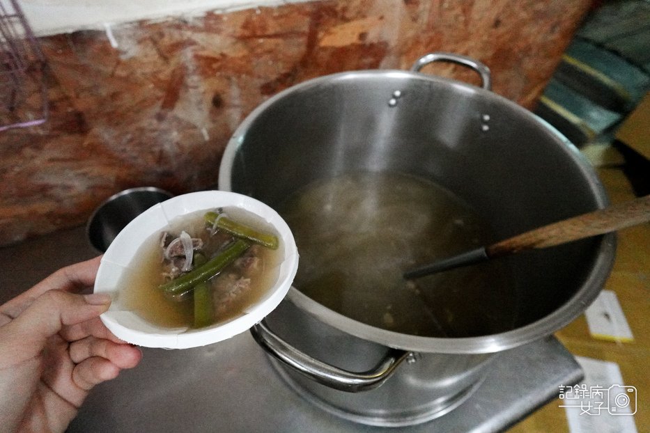 15台北中正區香港陳記燒臘蜜汁叉燒玫瑰油雞脆皮燒鴨三寶飯.jpg