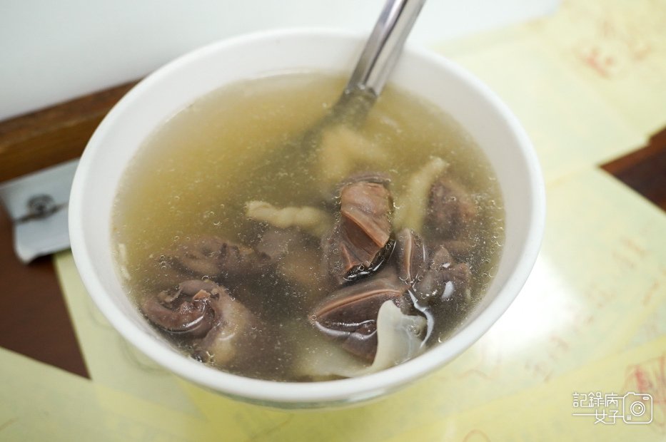 36高雄左營正宗鴨肉飯限量手工切鴨腿飯下水湯鴨珍鴨心.jpg