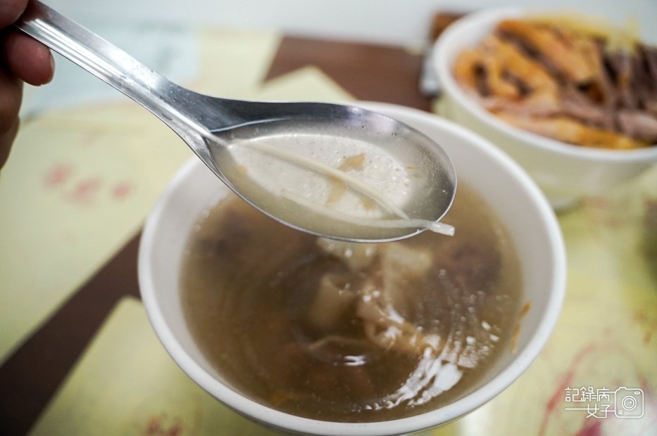 37高雄左營正宗鴨肉飯限量手工切鴨腿飯下水湯鴨珍鴨心.jpg