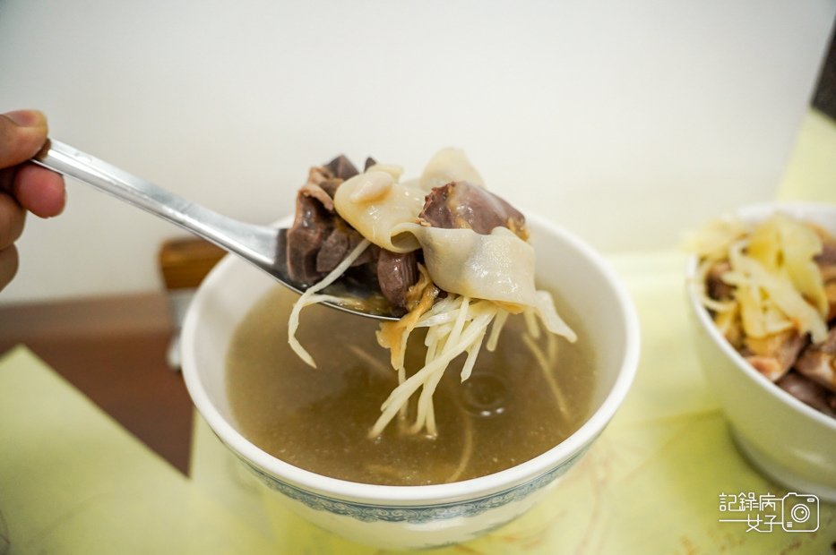 39高雄左營正宗鴨肉飯限量手工切鴨腿飯下水湯鴨珍鴨心.jpg