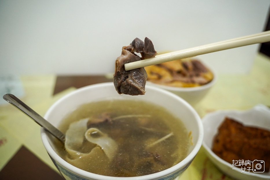 42高雄左營正宗鴨肉飯限量手工切鴨腿飯下水湯鴨珍鴨心.jpg