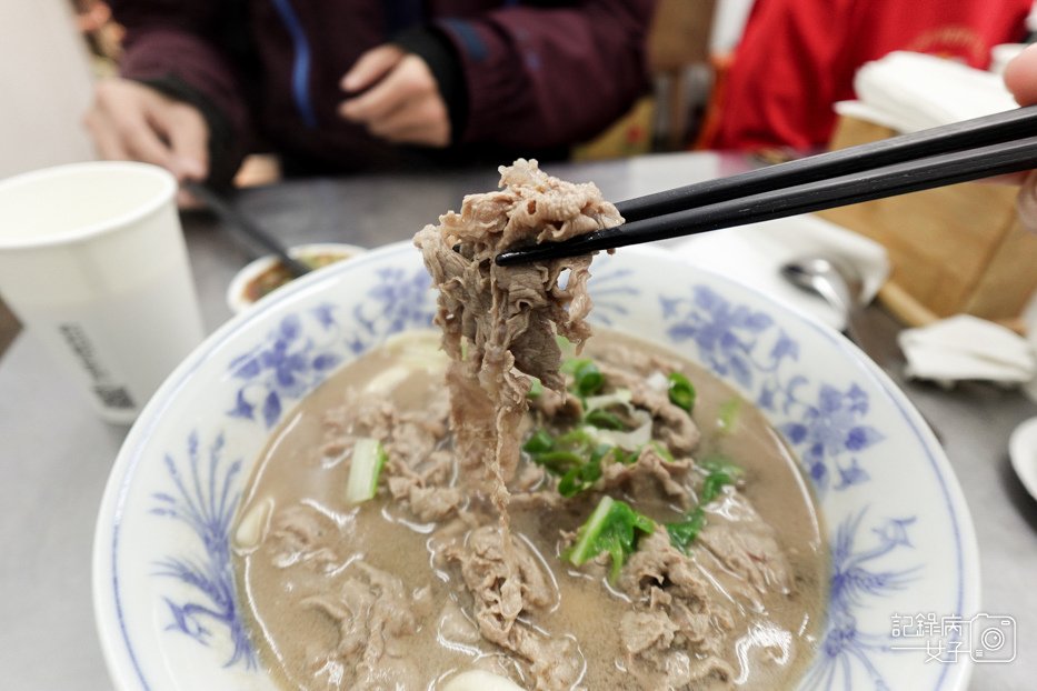 4信義區老邱原汁牛肉麵豆漿喝到飽涮牛肉麵牛雜飯麻辣鴨血.jpg