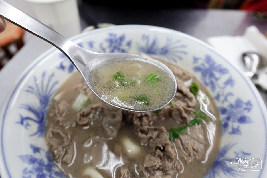 3信義區老邱原汁牛肉麵豆漿喝到飽涮牛肉麵牛雜飯麻辣鴨血.jpg