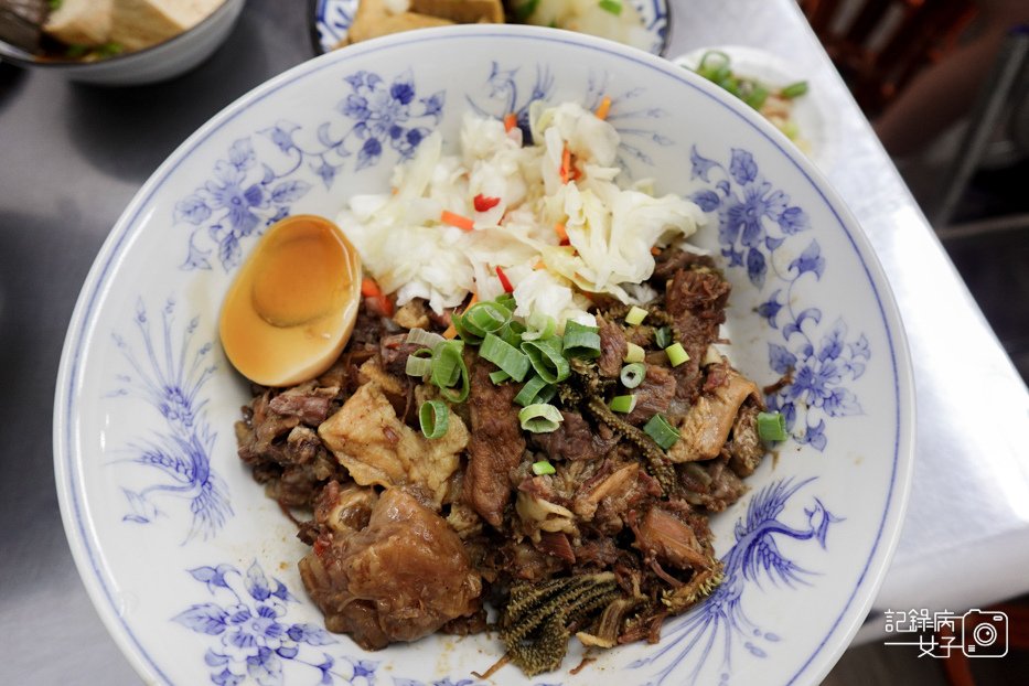 7信義區老邱原汁牛肉麵豆漿喝到飽涮牛肉麵牛雜飯麻辣鴨血.jpg