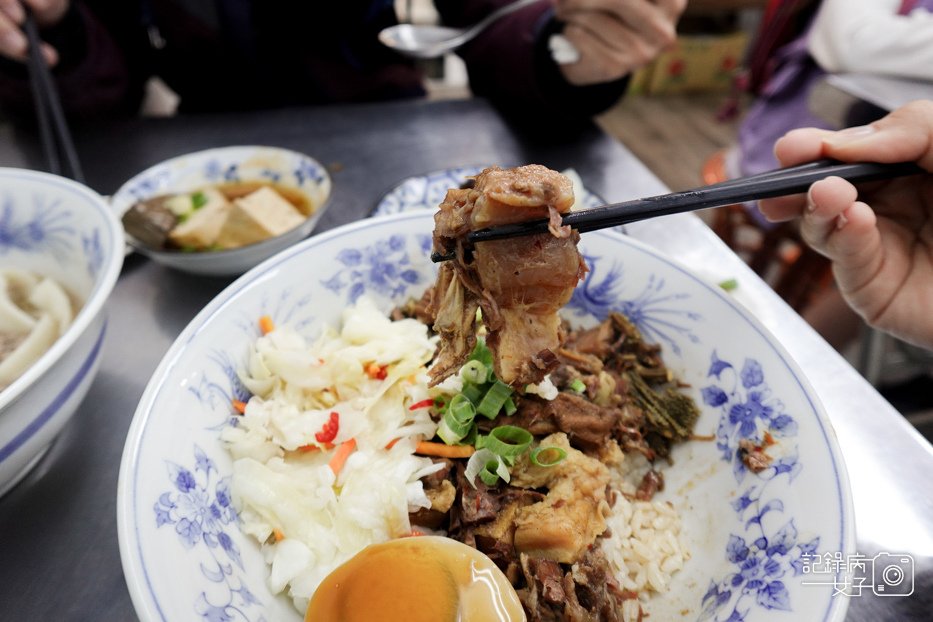 10信義區老邱原汁牛肉麵豆漿喝到飽涮牛肉麵牛雜飯麻辣鴨血.jpg