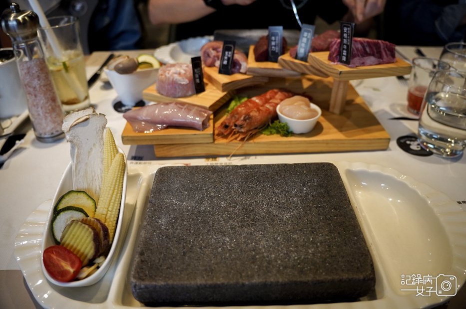 29高雄凱恩斯岩燒牛排火山岩石板岩燒菲力牛排海陸套餐.jpg