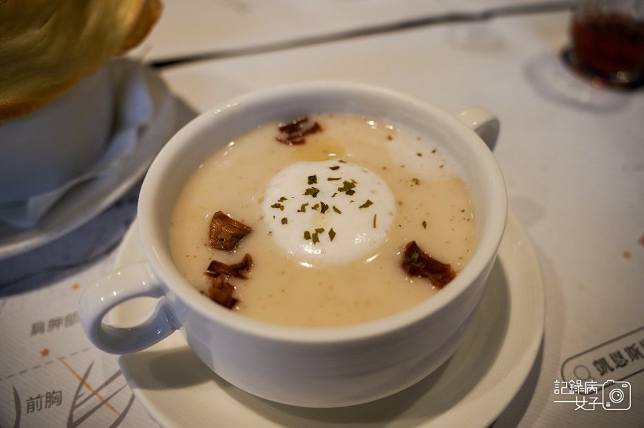 67高雄凱恩斯岩燒牛排酥皮牛肝蕈濃湯牛肉羅宋湯.jpg