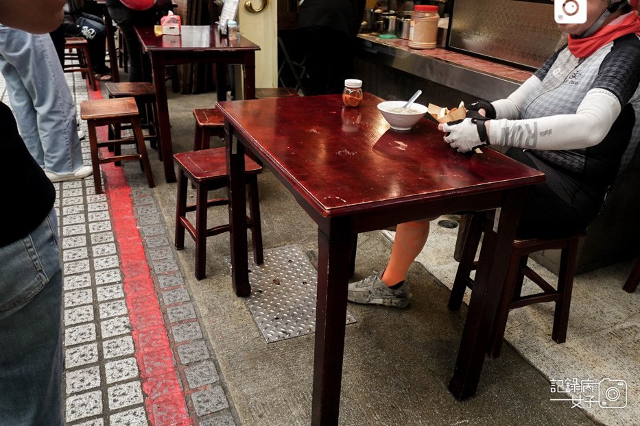 17台北萬華區源芳刈包割包四神湯華西街夜市美食必比登推薦.jpg