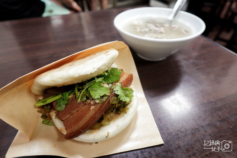 22台北萬華區源芳刈包割包四神湯華西街夜市美食必比登推薦.jpg