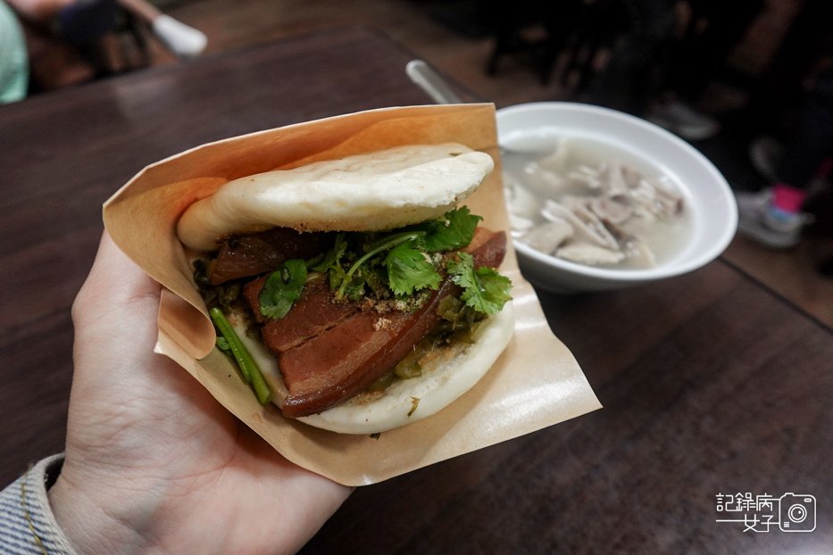 24台北萬華區源芳刈包割包四神湯華西街夜市美食必比登推薦.jpg