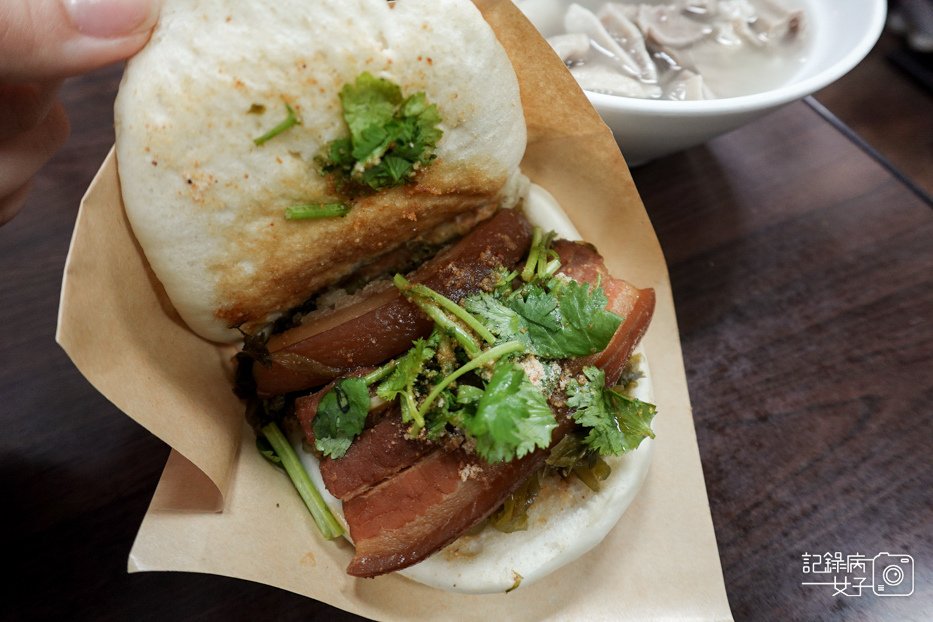 26台北萬華區源芳刈包割包四神湯華西街夜市美食必比登推薦.jpg