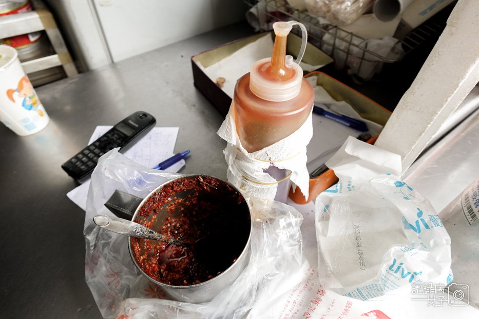 9台北內湖東湖早餐阿枝早點肉蛋餅韭菜蛋餅小魚干辣椒醬.jpg