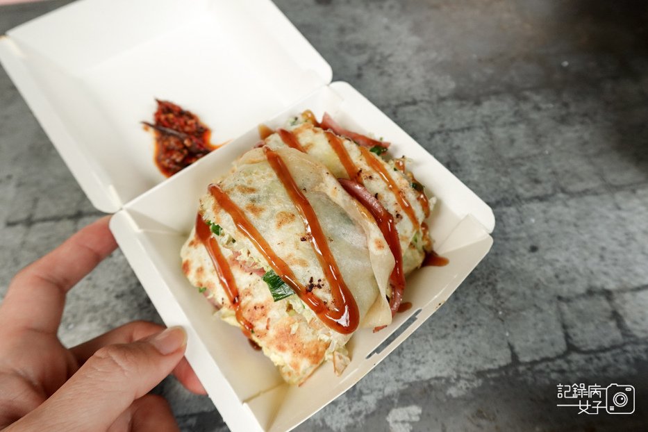 13台北內湖東湖早餐阿枝早點韭菜火腿蛋餅小魚干辣椒醬.jpg