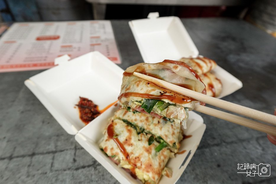 15台北內湖東湖早餐阿枝早點韭菜火腿蛋餅小魚干辣椒醬.jpg