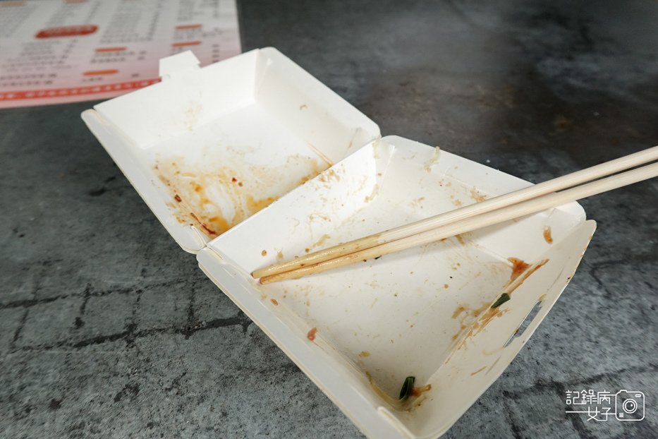 26台北內湖東湖早餐阿枝早點肉蛋餅韭菜蛋餅小魚干辣椒醬.jpg