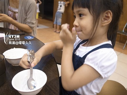 連手上的飯粒也不放過
