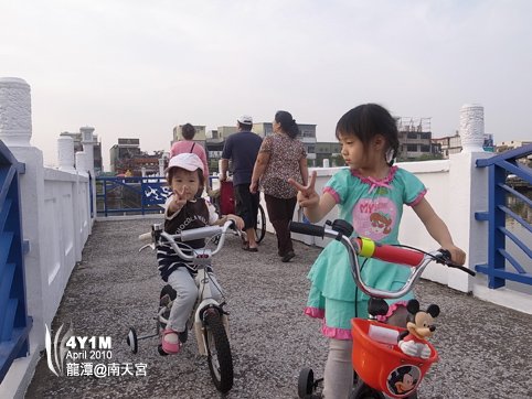 兩個爸拔相約遛小孩