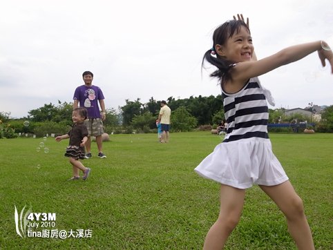 追泡泡的小孩