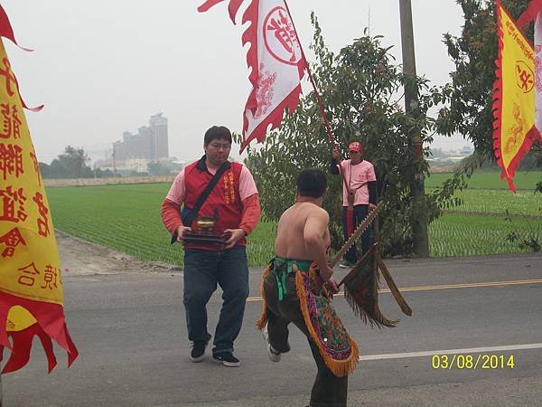 11天龍宮關聖帝君於牌樓前迎接1.JPG