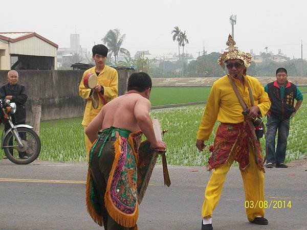 13天龍宮關聖帝君於牌樓前迎接3.JPG