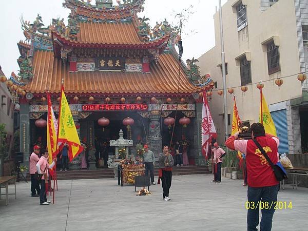 15子龍聯誼會進入廣場1.JPG