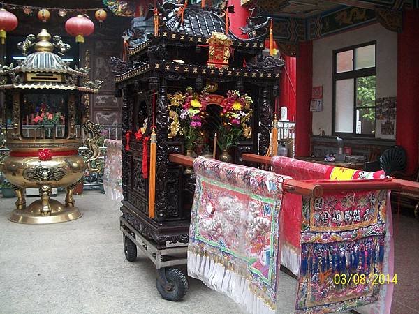 25子龍聯誼會神轎停憩於中庭.JPG