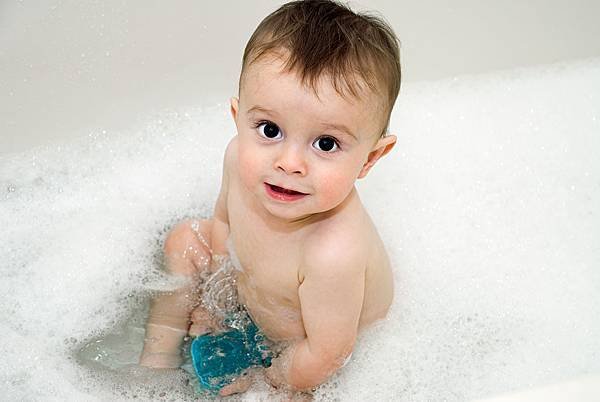 Lovepik_com-501502145-baby-boy-taking-a-shower.jpg