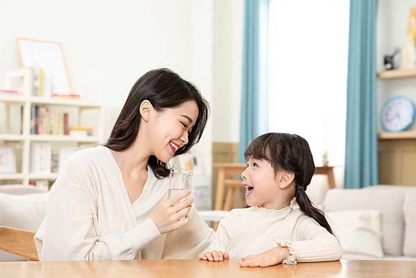 Lovepik_com-501567309-mother-and-daughter-drinking-water-at-home.jpg