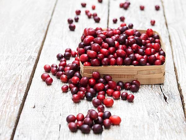 Lovepik_com-501437966-cranberries-in-vintage-crate-on-whitewashed-wooden-table.jpg