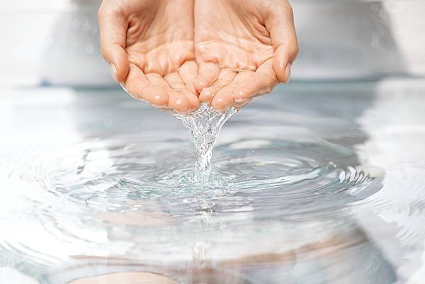 Lovepik_com-501312698-holding-water.jpg