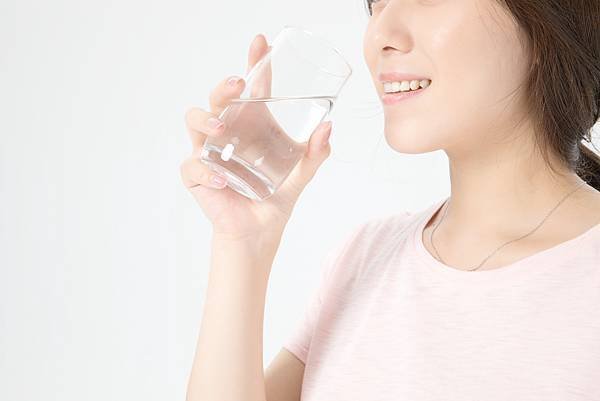 Lovepik_com-500955234-drinking-water-health-of-home-dwelling-women.jpg