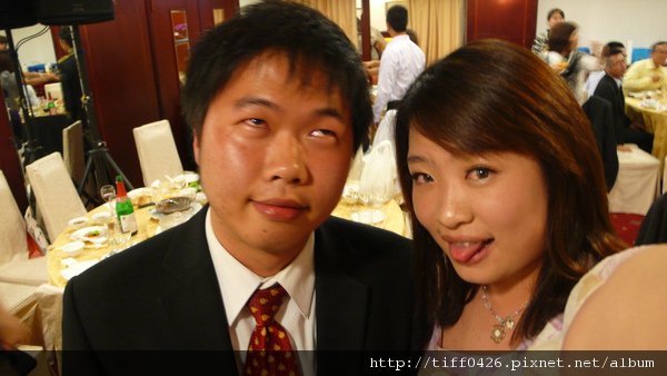 這位是皮膚太黑了 事實上也是紅到爆炸