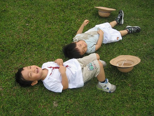 草地上開心的笑.JPG