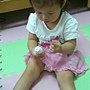 2013.09.04。1歲11個月又26天。哈妮整天拿著乳膏往自己身上東塗西抹的-2