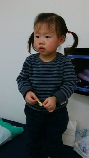 2013.12.09。2歲3個月。哈妮打日本腦炎疫苗第三劑，一入診間馬上想逃跑，打針之前一些基本的檢查她都好抗拒，然後眼淚一直掉，我們是又哄又騙的給她糖吃才順利檢查完，後來有個腹部超音波的檢查哈妮完全不躺躺給醫生檢查，搞了老半天，醫生說他放棄了，最後打針的階段更不用說，媽咪+醫生+護士一共三個人一起抓著壓制哈妮才順利打完針，不過針打完媽咪我也累歪了。