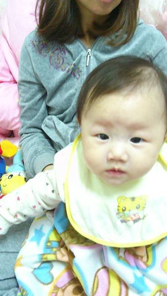2013.12.26。6個月又4天。哈妮拍照算挻有天份的，這是她幫愛妮拍的照片-2