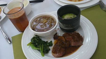 2012.11.03。1歲1個月又24天。台中Le Buffet西式。綜合百匯(圓盤中左上角是碗魚翅羹，料多味美還燙口哦，然後還有現榨的果汁)-9