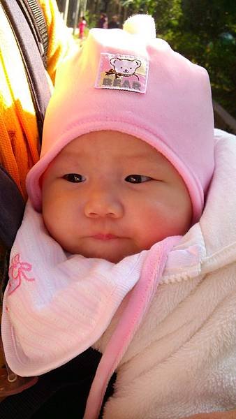 2014.01.19。(2歲4個月又10天)(6個月又28天)。新竹市立動物園(愛妮因為一早六點多就起床了，所以我們一早來逛動物園她一直呈現愛睏的狀態，整個人好無力哦!)-20