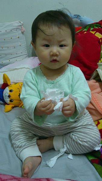 2014.04.14。9個月又23天。愛妮最近超愛玩撕衛生紙的遊戲-5
