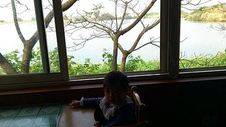 2012.11.25。哈妮1歲2個月又16天。桃園南非美食小屋(我們坐的位子從窗邊望出去即是一小湖，風景視野極佳)-11
