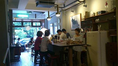 2013.05.19。哈妮1歲8個月又10天。新竹舊是經典Absolut Klassik早餐、貝果、優格、甜點(這是一家很溫馨也舒適，很簡約也很有設計感的小小店，然後我很喜歡它大門口處那大大的落地窗座位，若是初春，坐在這個位子喝著咖啡曬點太陽，一定倍感舒服才對)-2