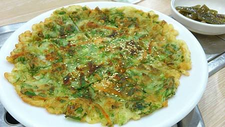 2014.04.27。(2歲7個月又18天)(10個月又5天)。竹北韓國館(蔬菜煎餅$150元，煎餅不厚，外層酥脆，裡層則是軟中帶Q勁，不沾醬吃就很美味了)-21