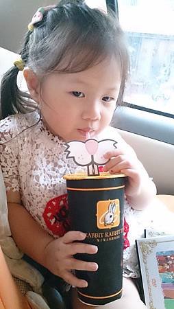 2016.07.09。(4歲10個月)(3歲又17天)。新竹兔子兔子茶飲專賣店(我覺得每到夏天飲料店就會有些吸引人的熱潮出現，兔子兔子也是今夏很夯的茶飲店，以可愛的門面和包裝吸引人，飲料價位並不特別貴，但飲料杯整個質感大大提升，這種路線真的很燒女生啊!)-9