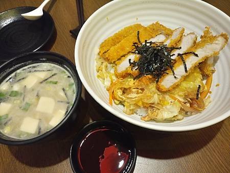 2016.12.31。(5歲3個月又22天)(3歲6個月又9天)。竹北食二月拉麵、居酒屋。元旦假期第一天,準備回婆家,老公說先吃個拉麵再回去(勝丼$180元,飯里淋的醬汁太少,吃起來沒甚麼味道)-6